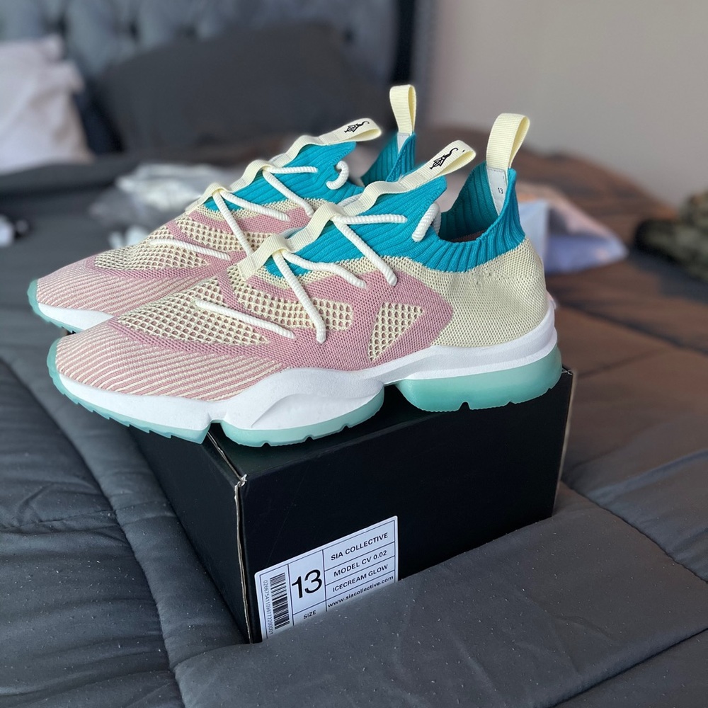 Sia collective ice cream glows
